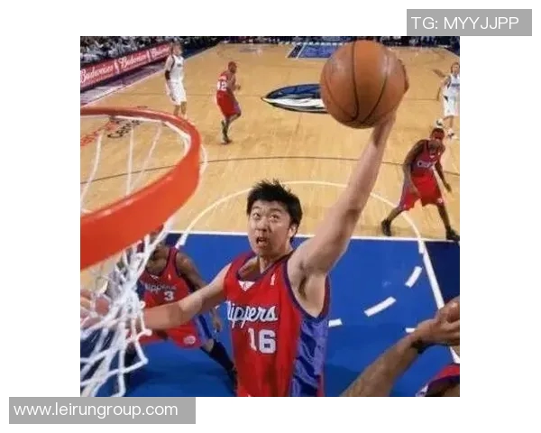 王治郅精彩扣篮瞬间再现姚明震撼全场的经典对决回忆